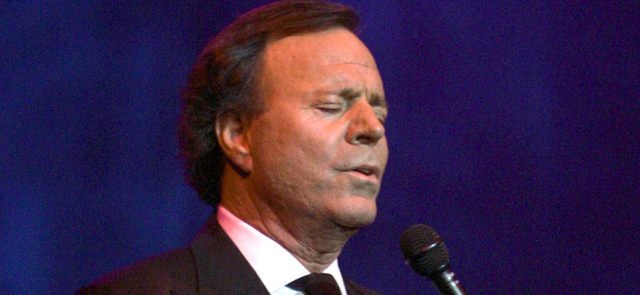 Julio Iglesias singing