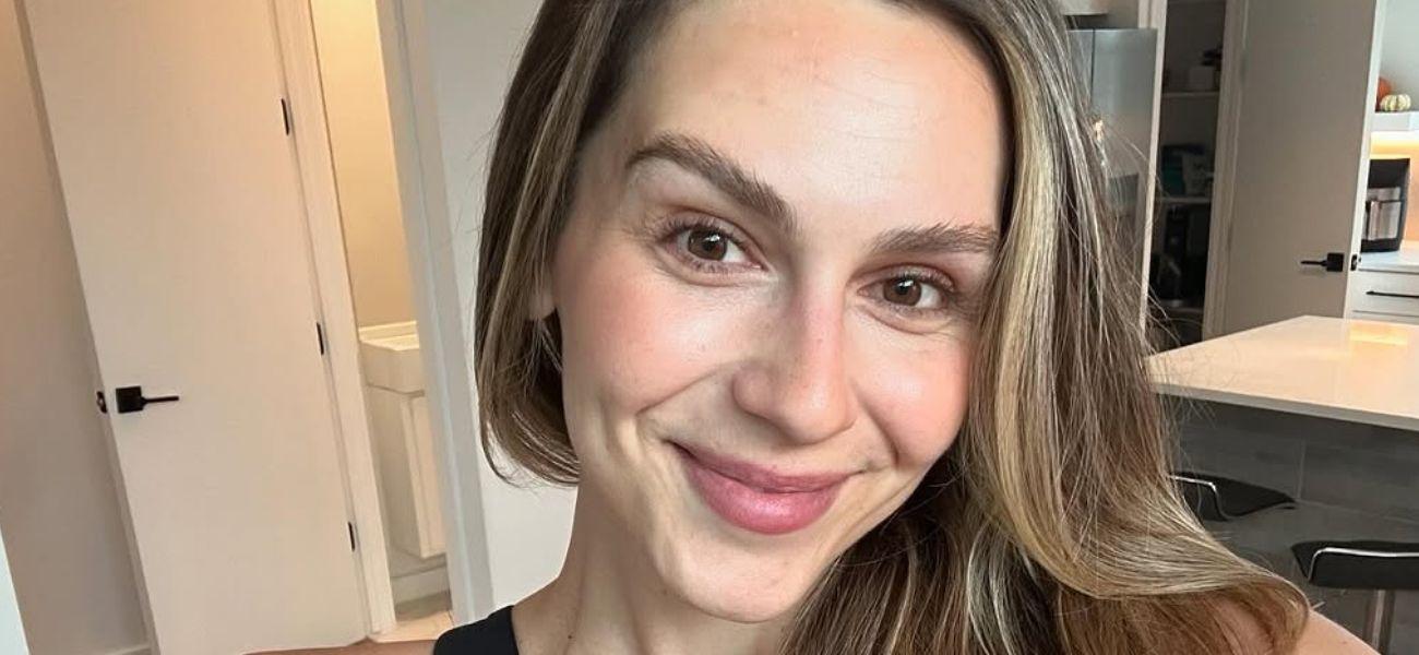 Nicole Faith takes a selfie