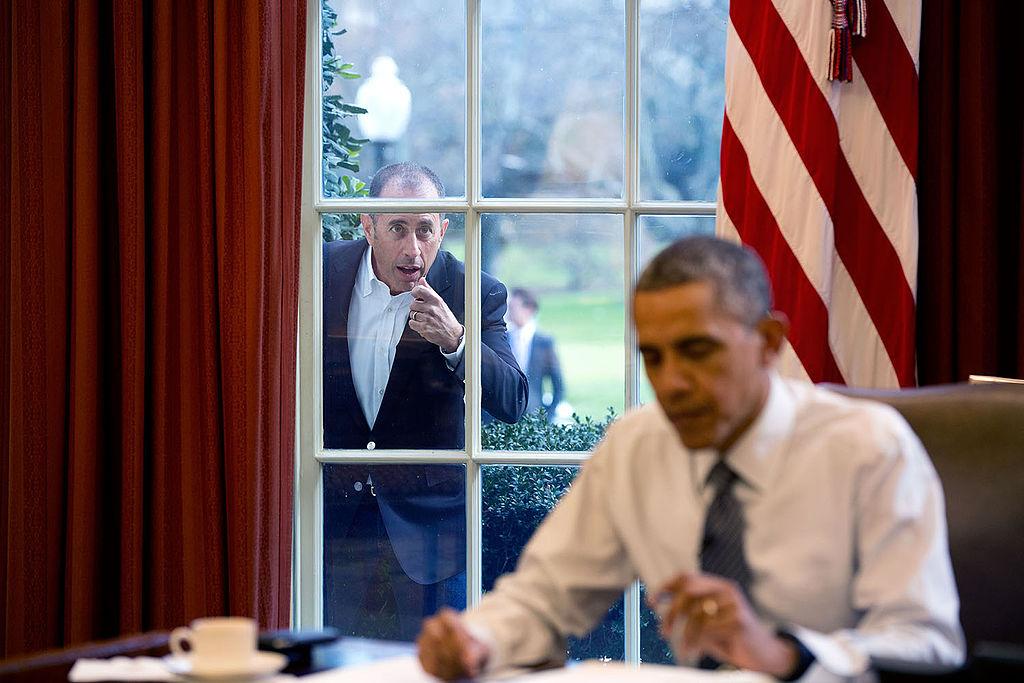 //px Jerry_Seinfeld_knocks_on_the_Oval_Office_window