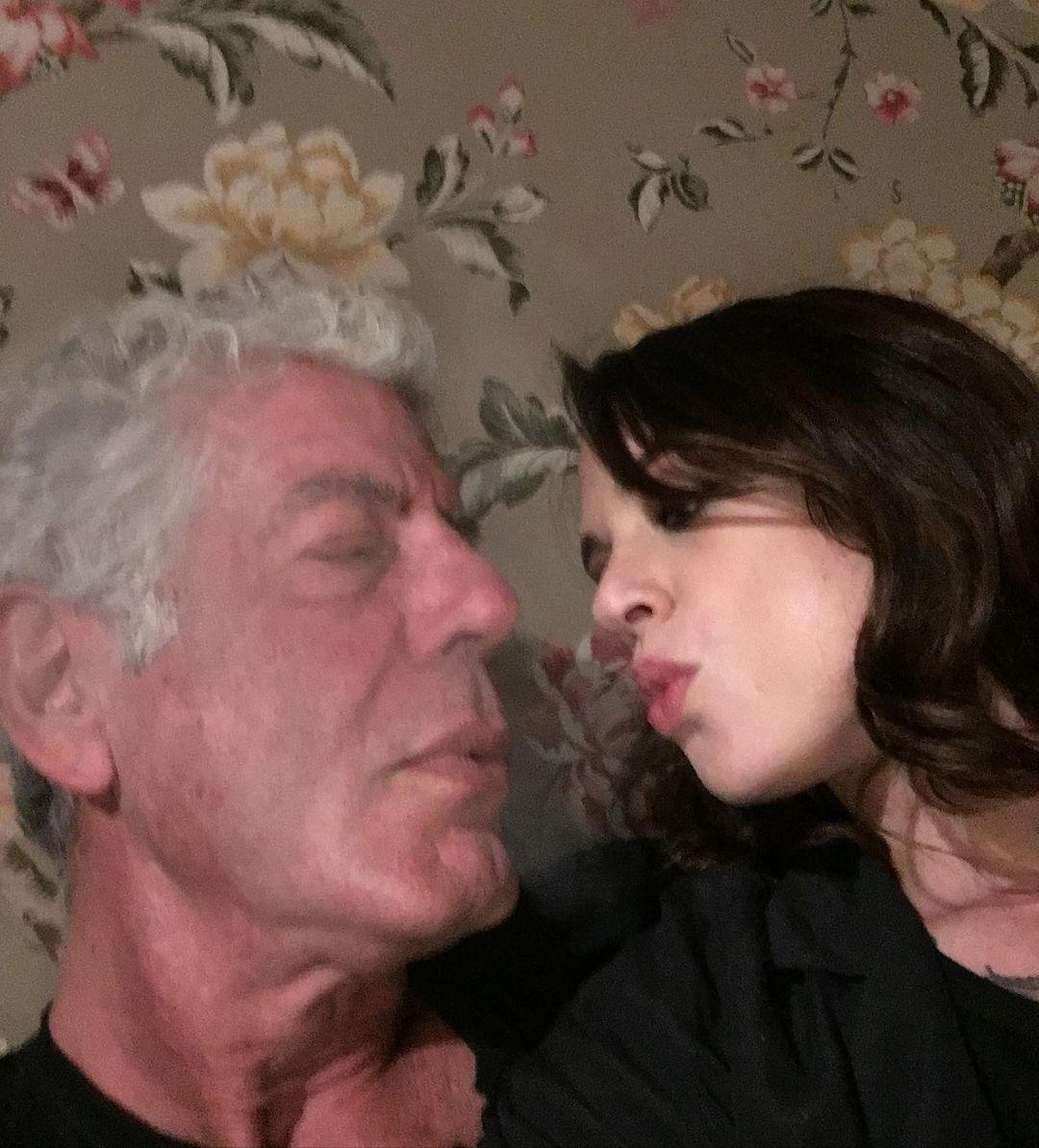 Asia Argento and Anthony Bourdain about to kiss.