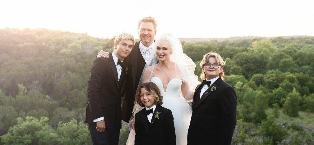 A photo showing Blake Shelton and Gwen Stefani with their kids posing on a hill.