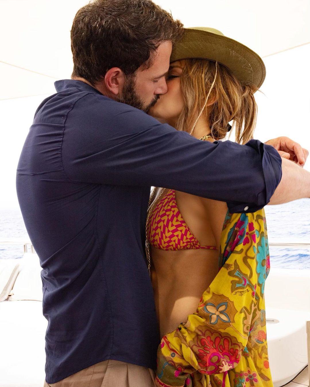 Jennifer Lopez and Ben Affleck kissing