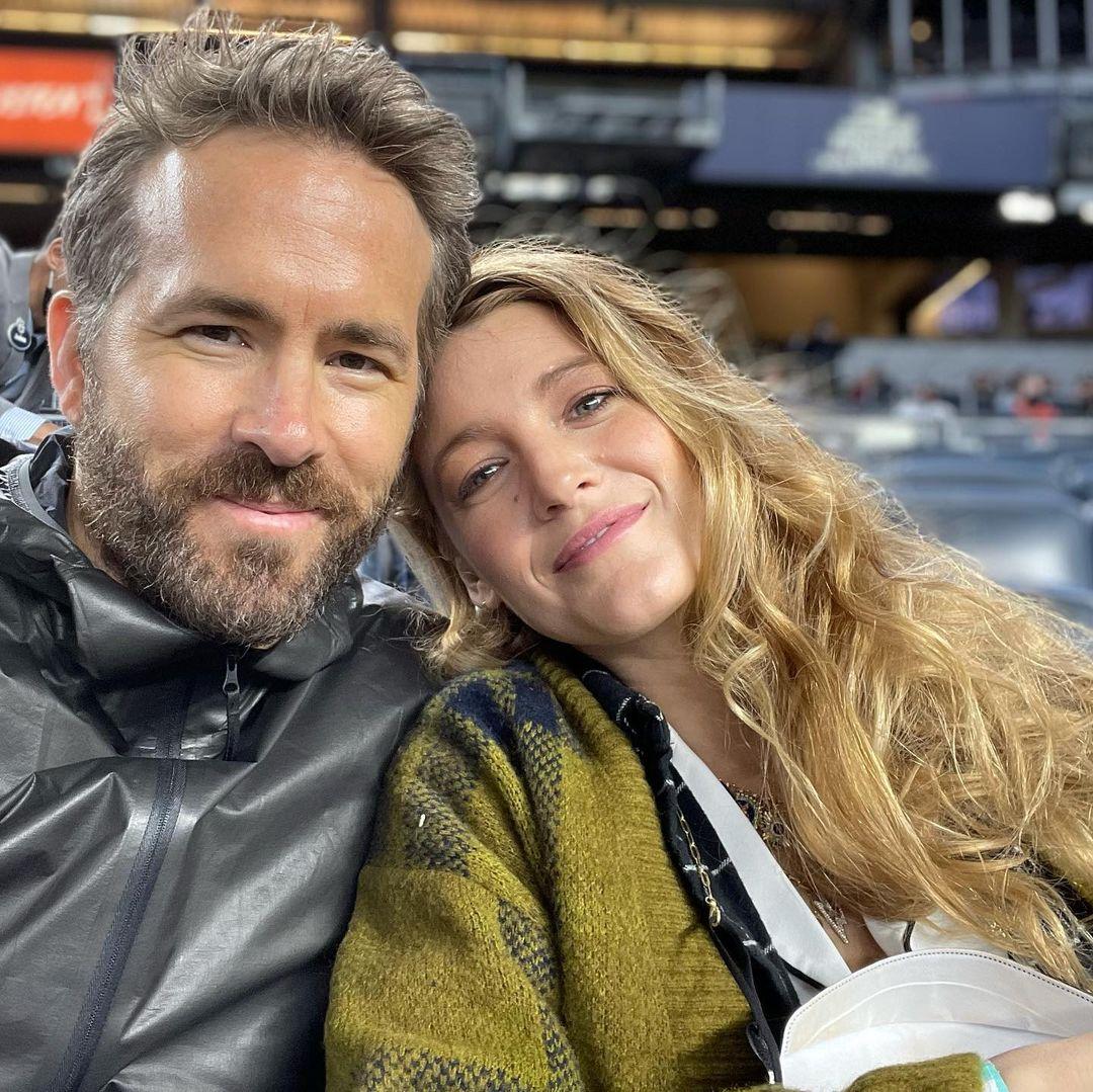 A photo showing Ryan Reynolds and Blake Lively cuddling