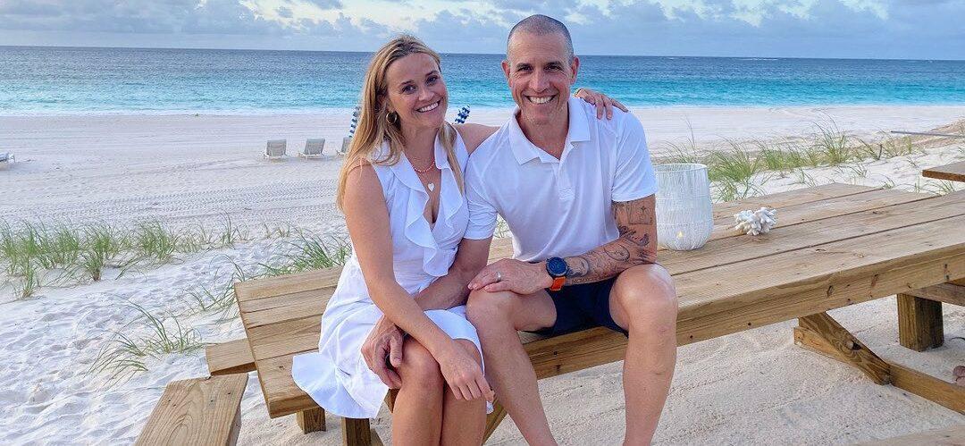 A photo of Reese Witherspoon and Jim Toth at the beach.