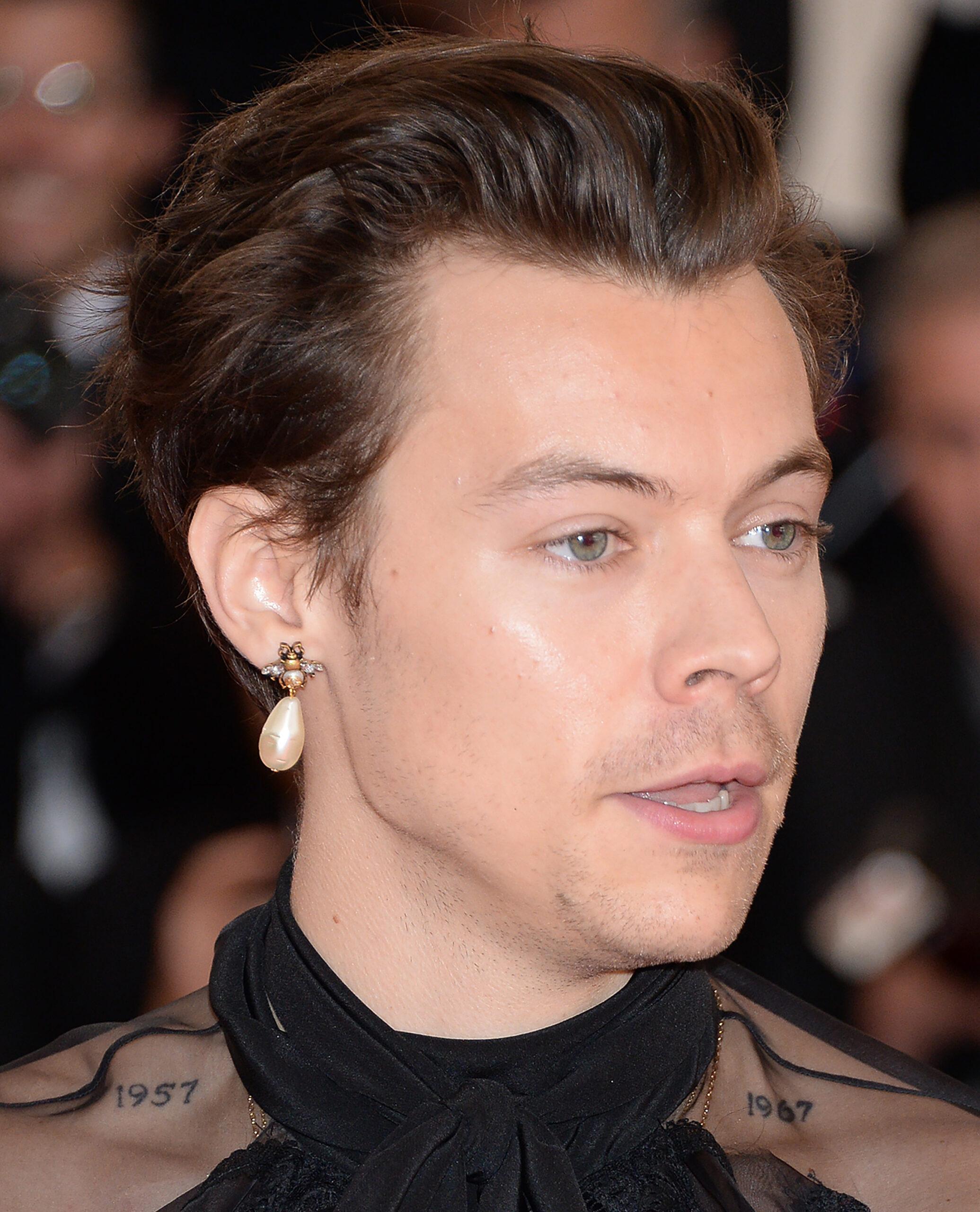 Harry Styles wearing a pearl earring