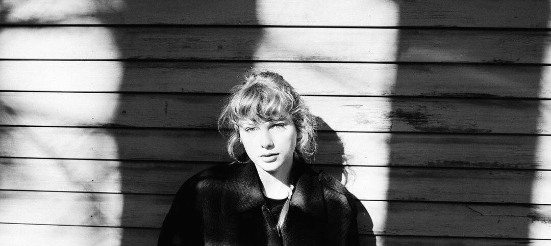 A black and white themed photo of Taylor Swift