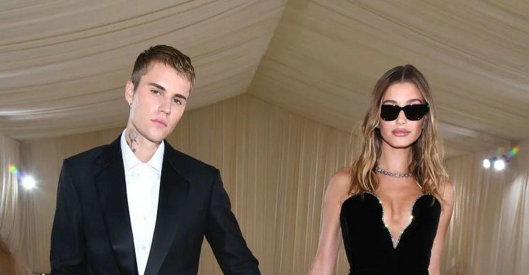 A photo of Justin Bieber and Hailey Baldwin black outfits.