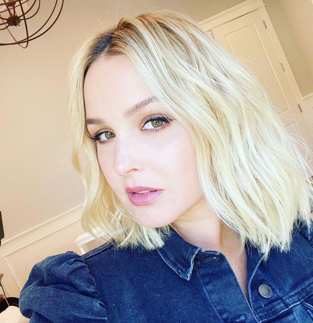A photo showing Camilla Luddington showing off her incredible blonde hairstyle in a selfie.