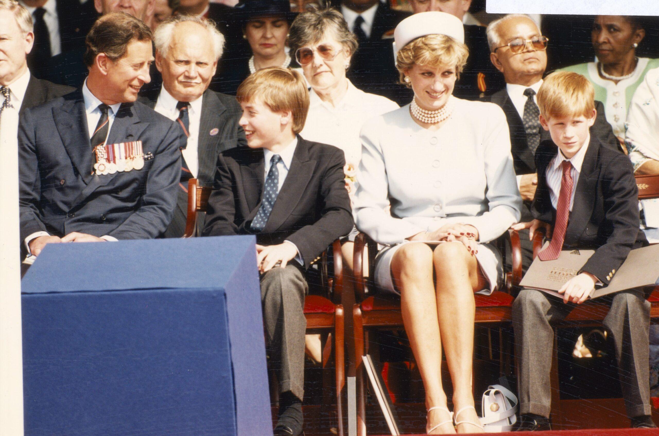 Celebrações do 50º aniversário do Dia VE da Princesa Diana no Hyde Park: O Príncipe Charles e o Príncipe William contam uma piada.