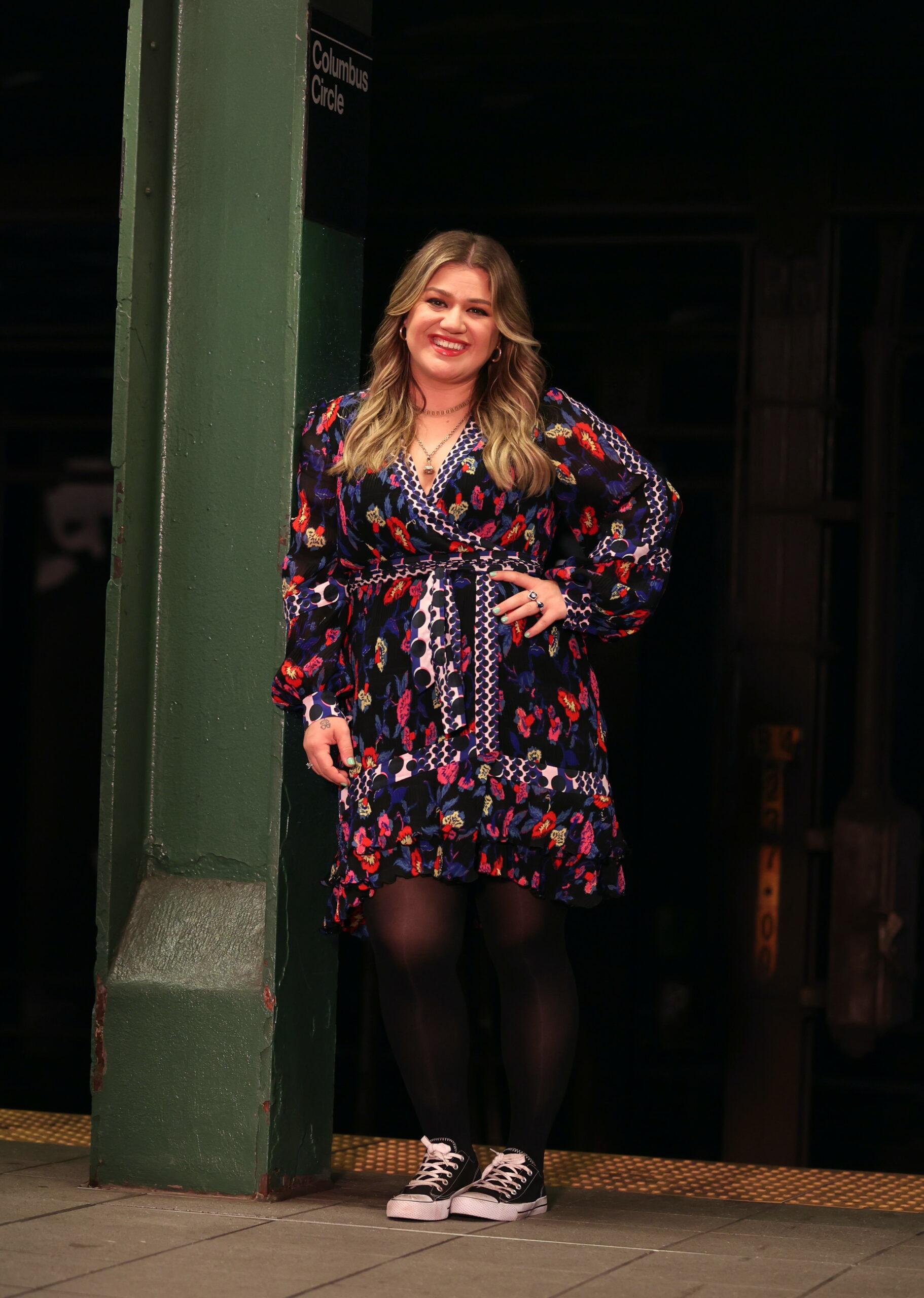 Kelly Clarkson is seen filming a music video