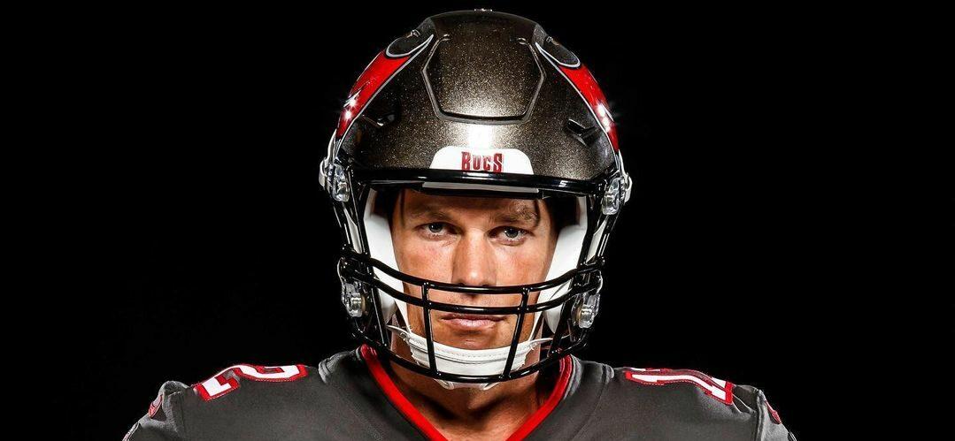 A photo showing Tom Brady in his sport outfit and helmet.
