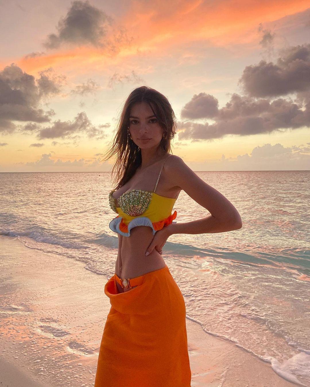Emily Ratajkowski looks incredible in this photo of her at the beach during sunset.