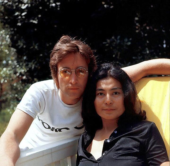 A beautiful throwback photo of John Lennon and his wife, Yoko Ono