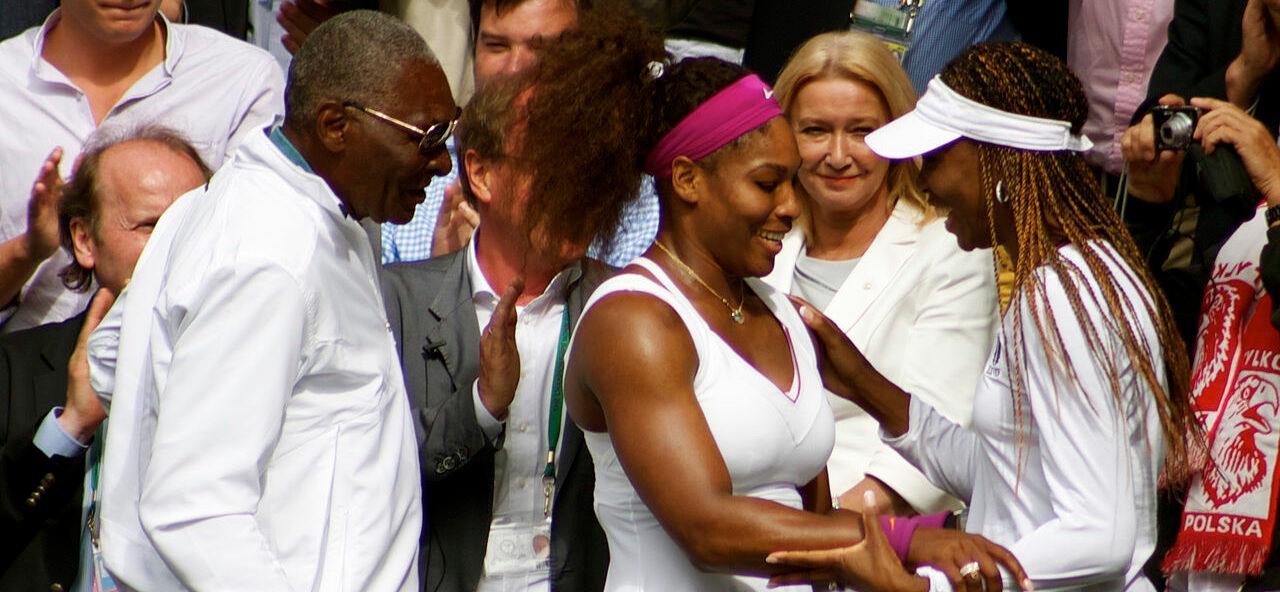 //Serena_Williams_embraces_Venus_Williams_as_Father_looks_on e