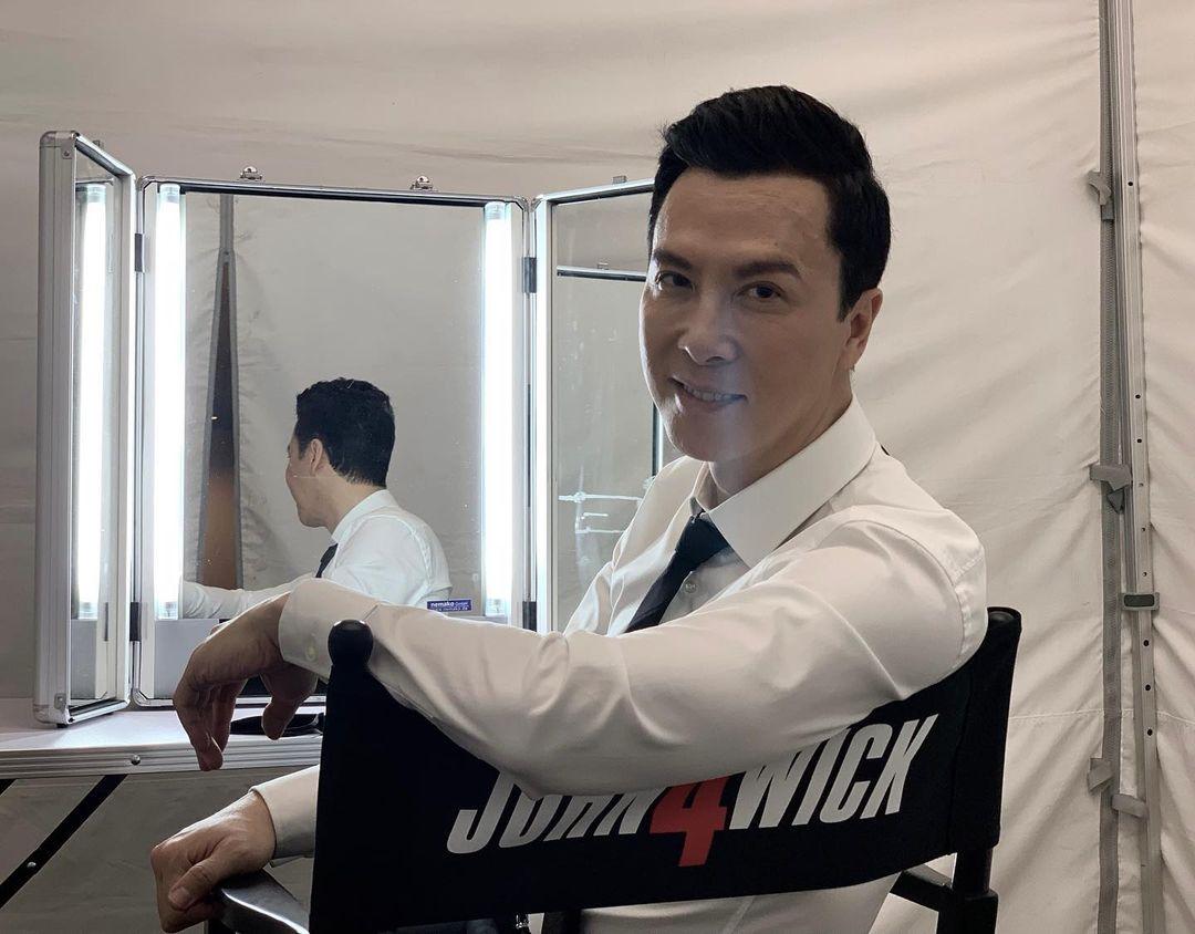 A photo showing Donnie Yen sitting in front of a mirror.