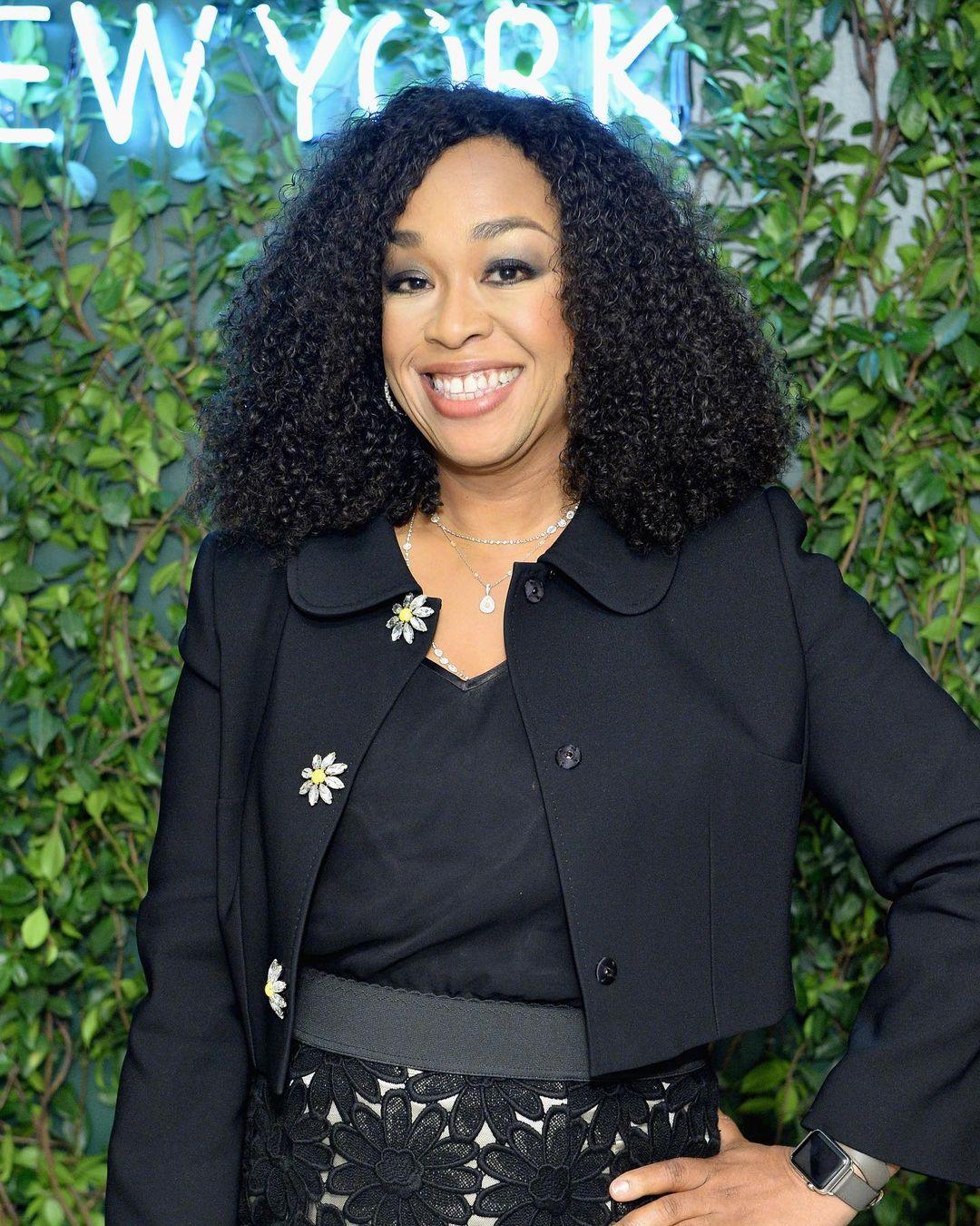 A photo showing Shonda Rhimes in an all-black outfit.