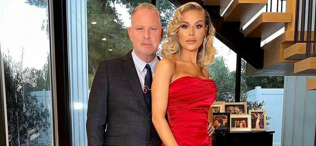A photo showing PK Kemsley and Dorit Kemsley dressed in dinner outfits.