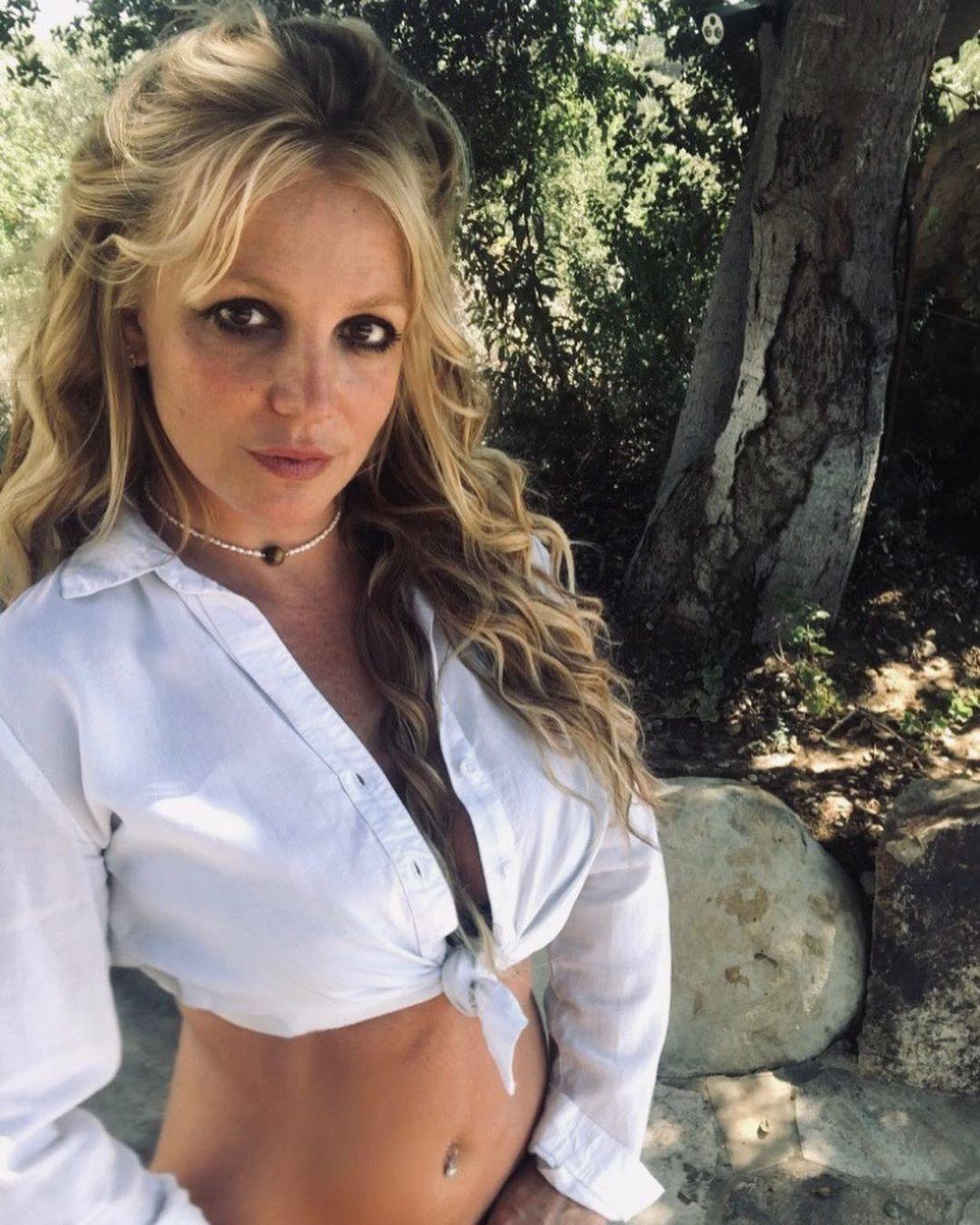 Britney Spears Drops Heartstopping Bedroom Selfie In Minimal Clothing