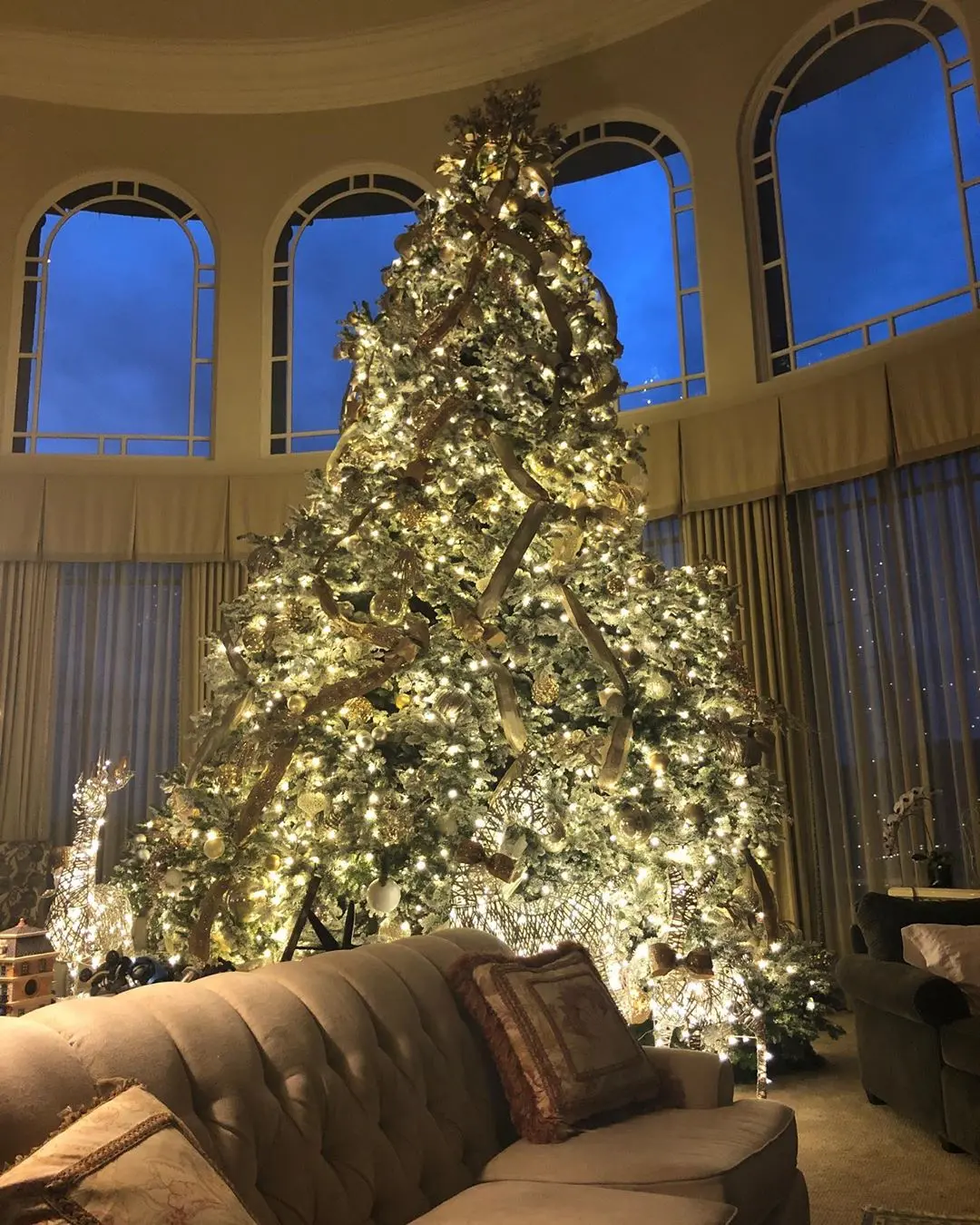 Britney Spears’ Fiancé Reveals Her EXPENSIVE Christmas Decorations