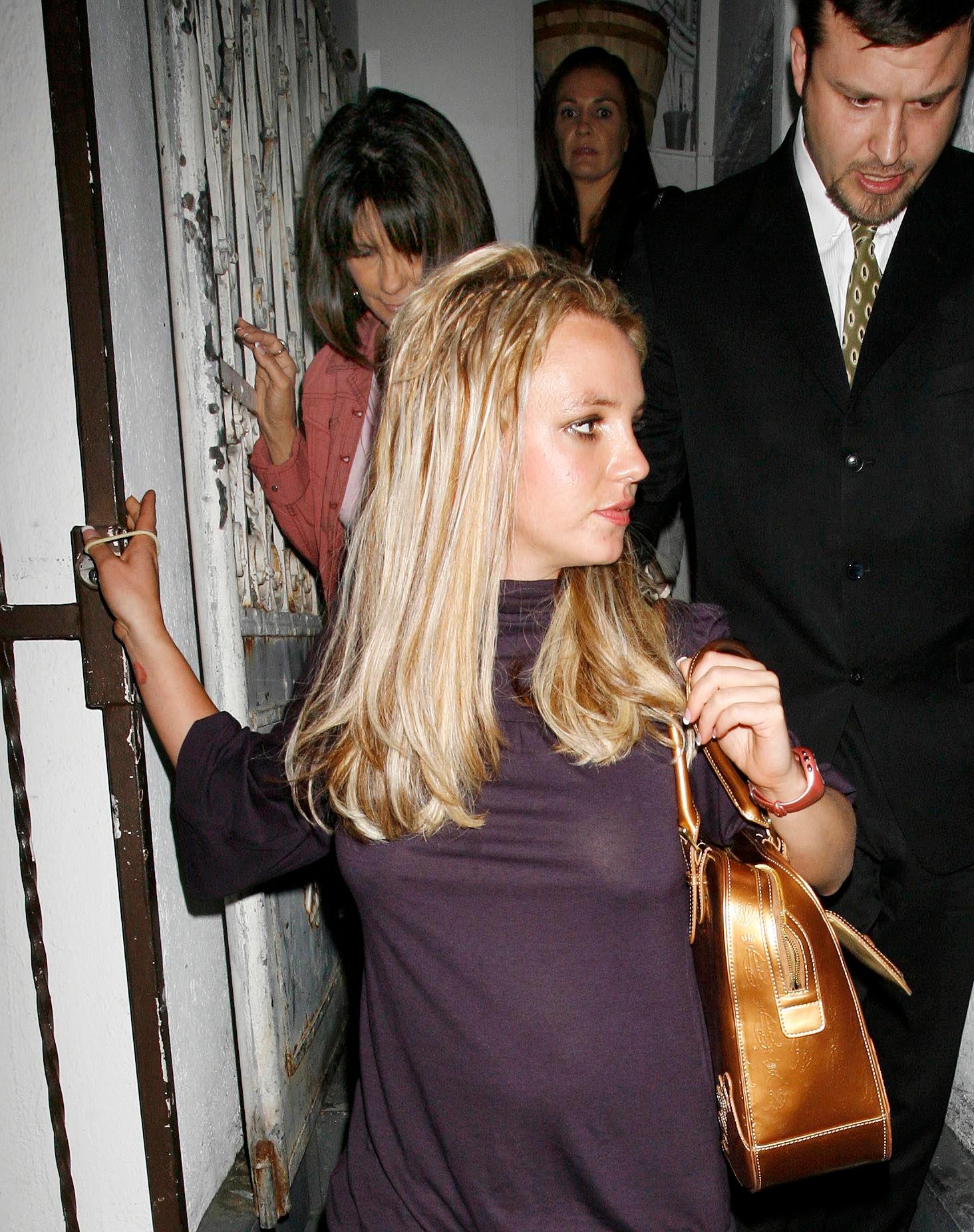 Britney Spears’ Mother Arrives In L.A. To Spend The Thanksgiving Holiday?! 
