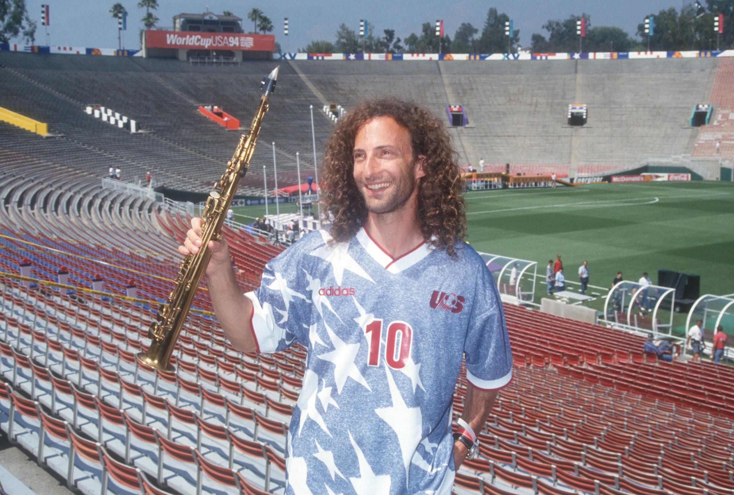 Kenny G’s Hygiene Questioned, Only Washes His Hair ONCE A Month!