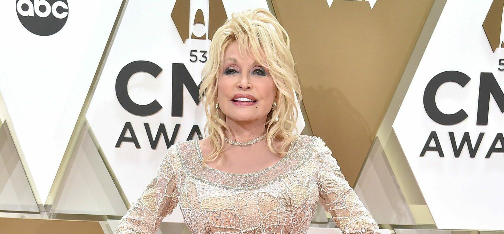 Dolly Parton at The 53rd Annual CMA Awards - Arrivals