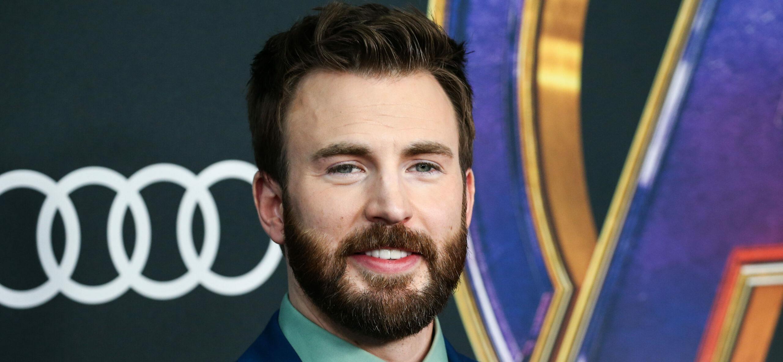 Chris Evans looks amazing in this blue suit paired with green T-shirt and black tie.