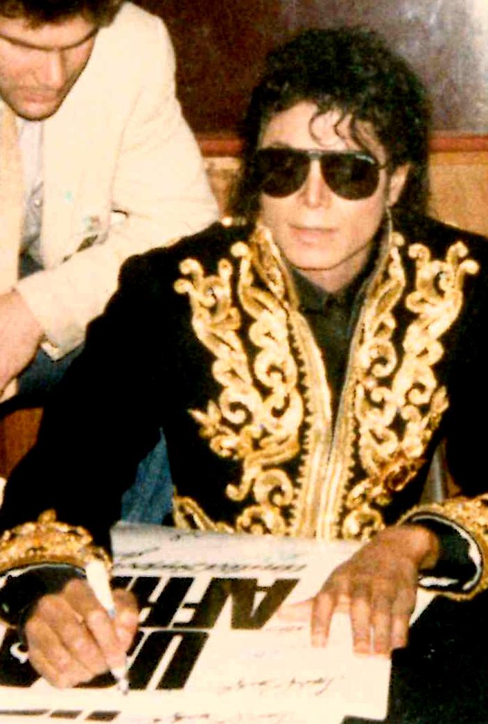 Michael_Jackson_autographing_'We_Are_The_World'_posters_1985