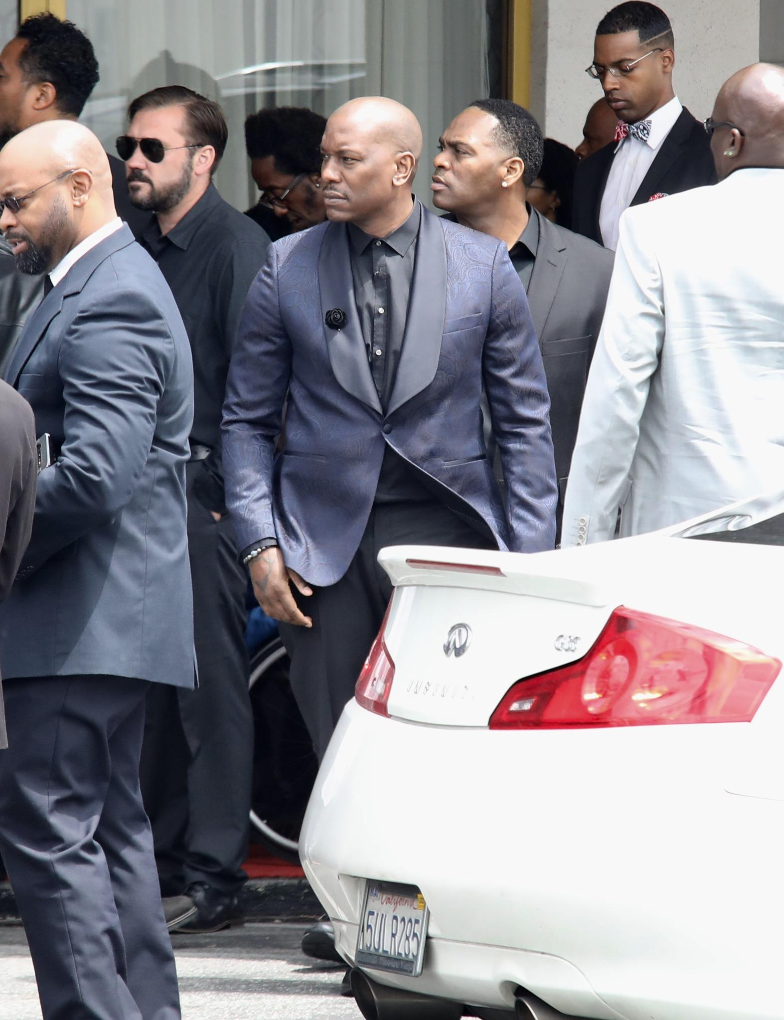 Família e amigos de John Singleton prestam homenagem em memorial privado