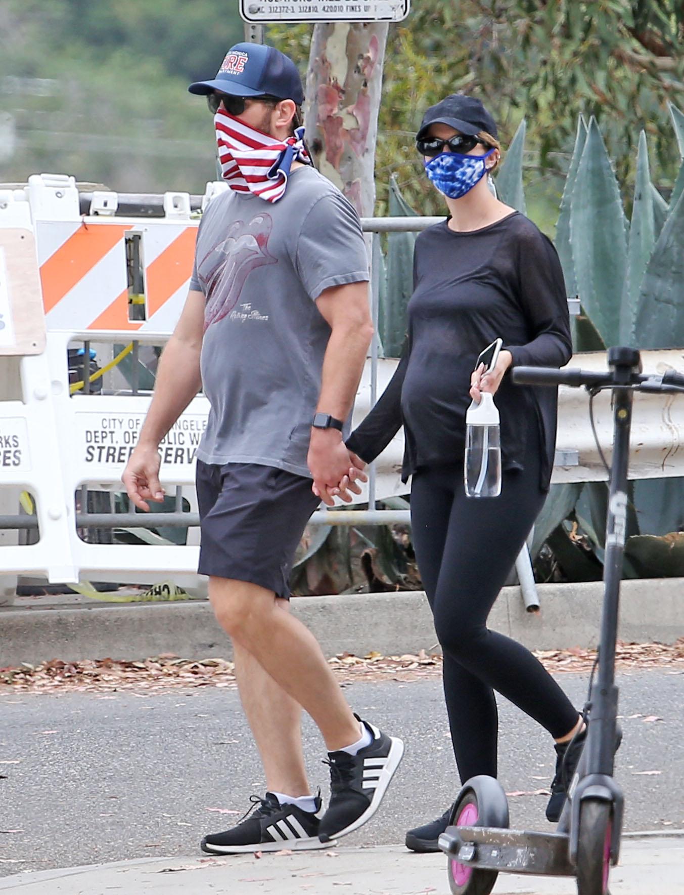 Pregnant Katherine Schwarzenegger and Chris has Pratt hold hands enjoying a stroll in Los Angeles