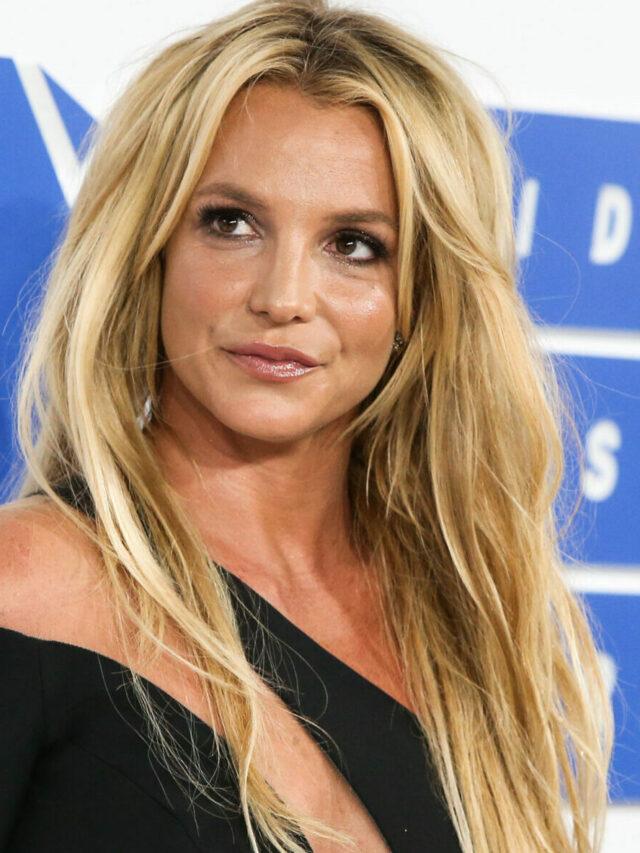 cropped-Britney-Spears-Loses-4-Pounds-During-Holiday-Season-Photos-Skinny-Jeans-scaled-e1640048690374-1.jpg