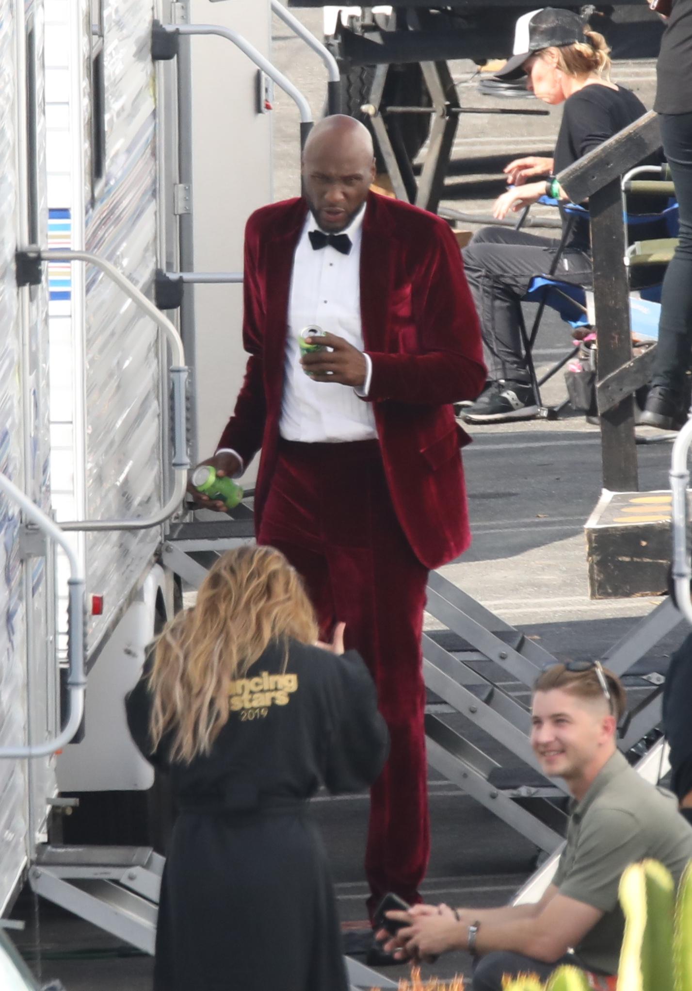 Lamar Odom visto com a noiva Sabrina Parr retornando ao trailer DWTS depois que ela veio com uma bolsa para ele