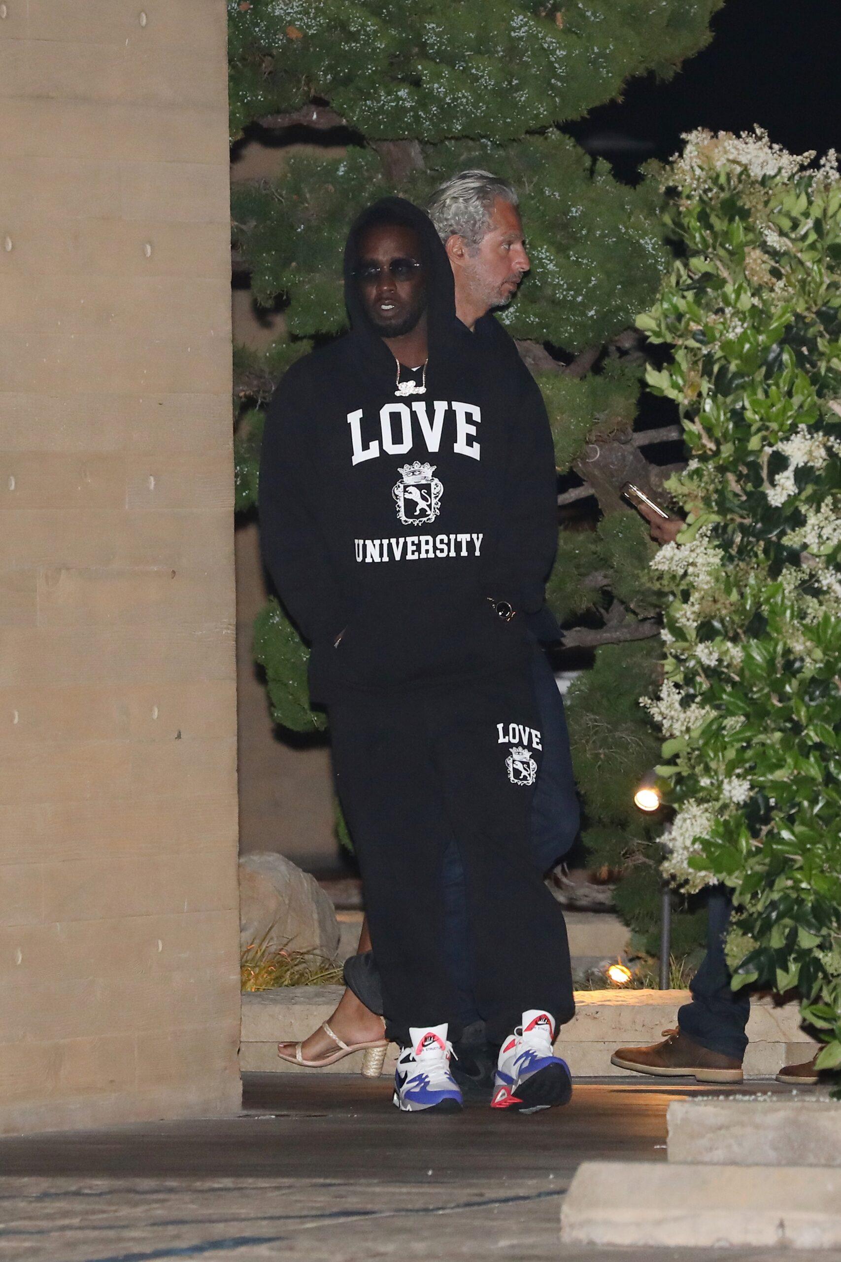 O rapper Sean Combs janta no Nobu Malibu com um amigo