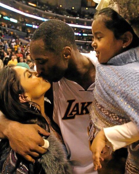 Vanessa Bryant kisses Kobe Bryant after a Lakers game