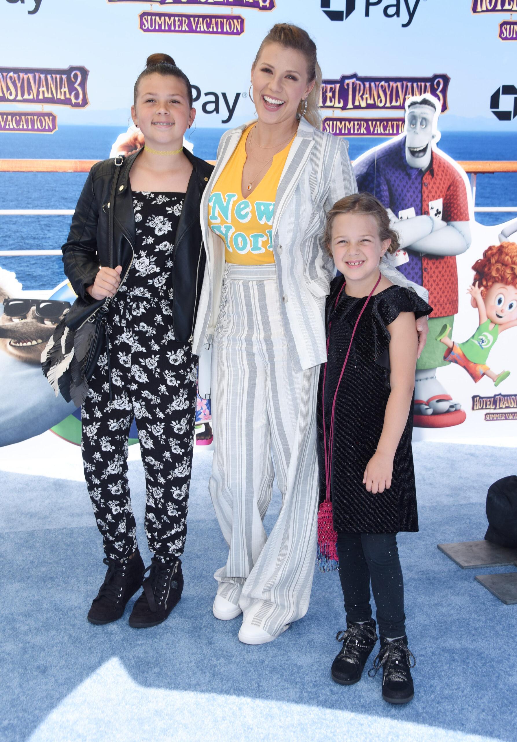 Jodie Sweetin and her kids smiling.