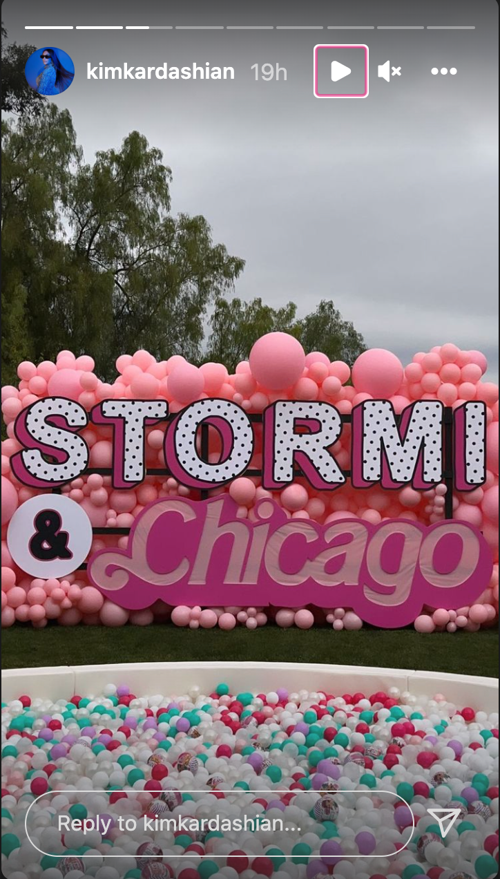 Stormi & Chicago signs 
