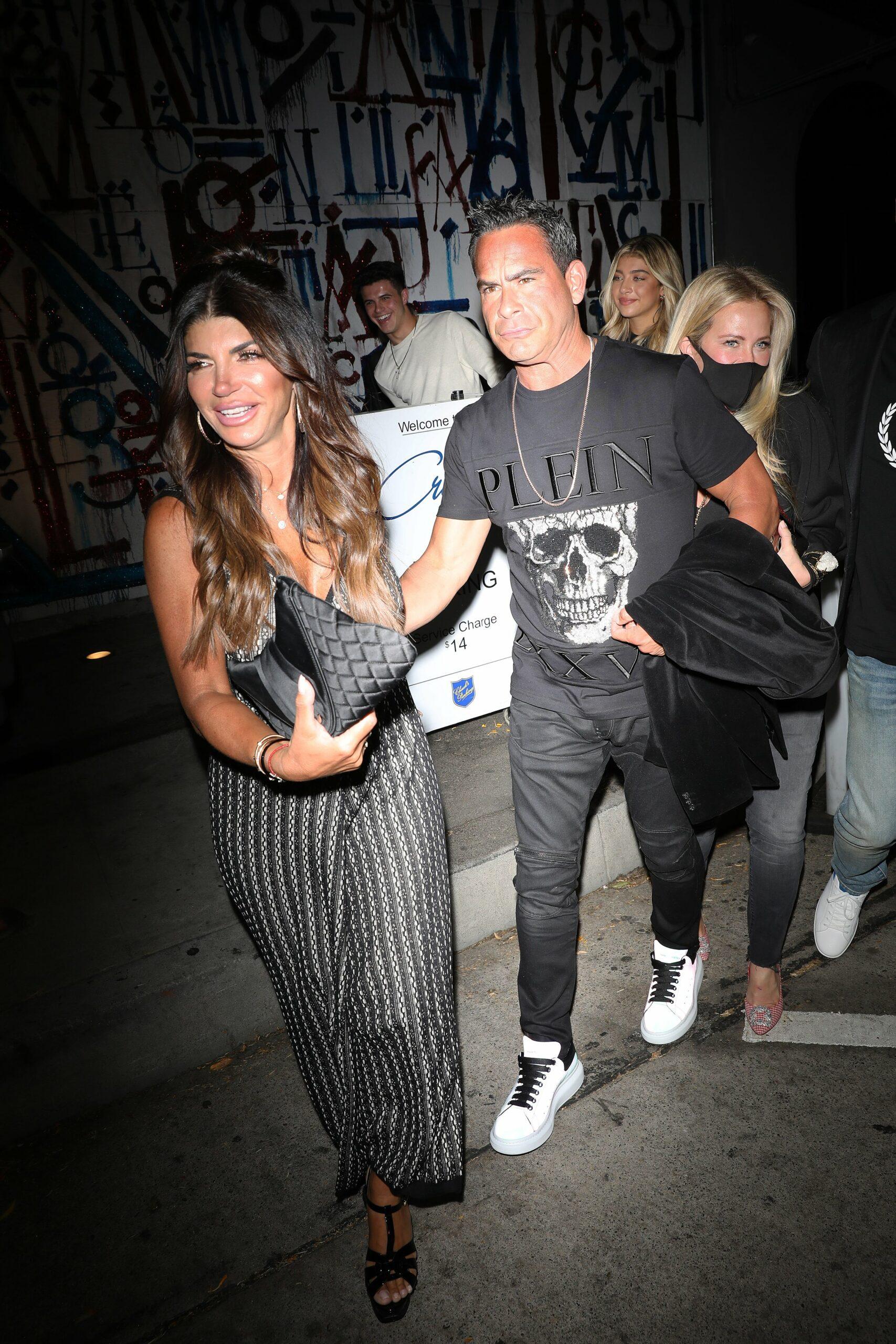 Teresa Giudice dan Luis Ruelass berbagi ciuman setelah makan malam di La Hot Spot Craig Apos S