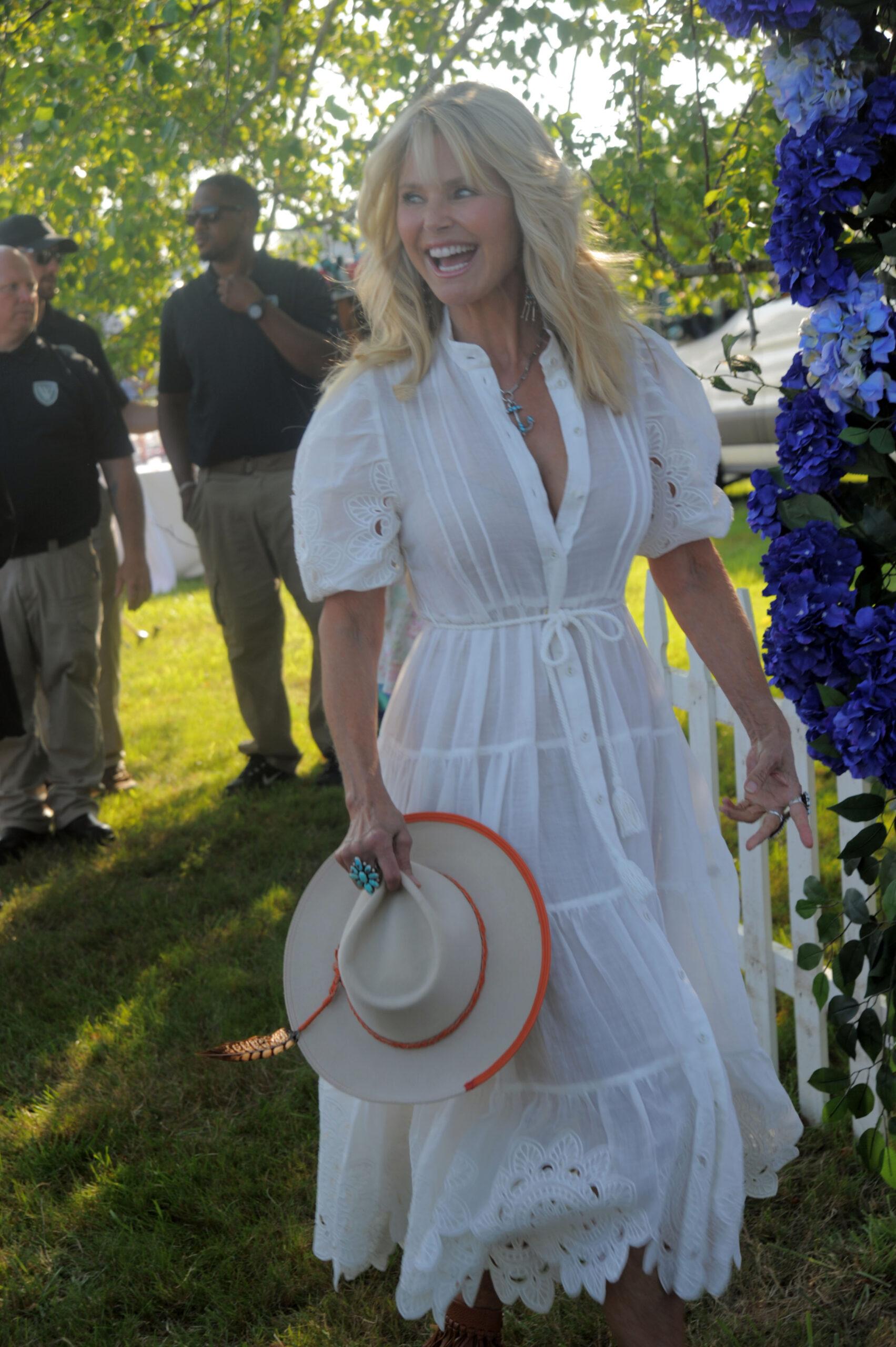 Christie Brinkley, 67, mostra sua beleza que desafia o envelhecimento e seu estilo chique em um vestido branco transparente enquanto participa de um evento de pólo nos Hamptons