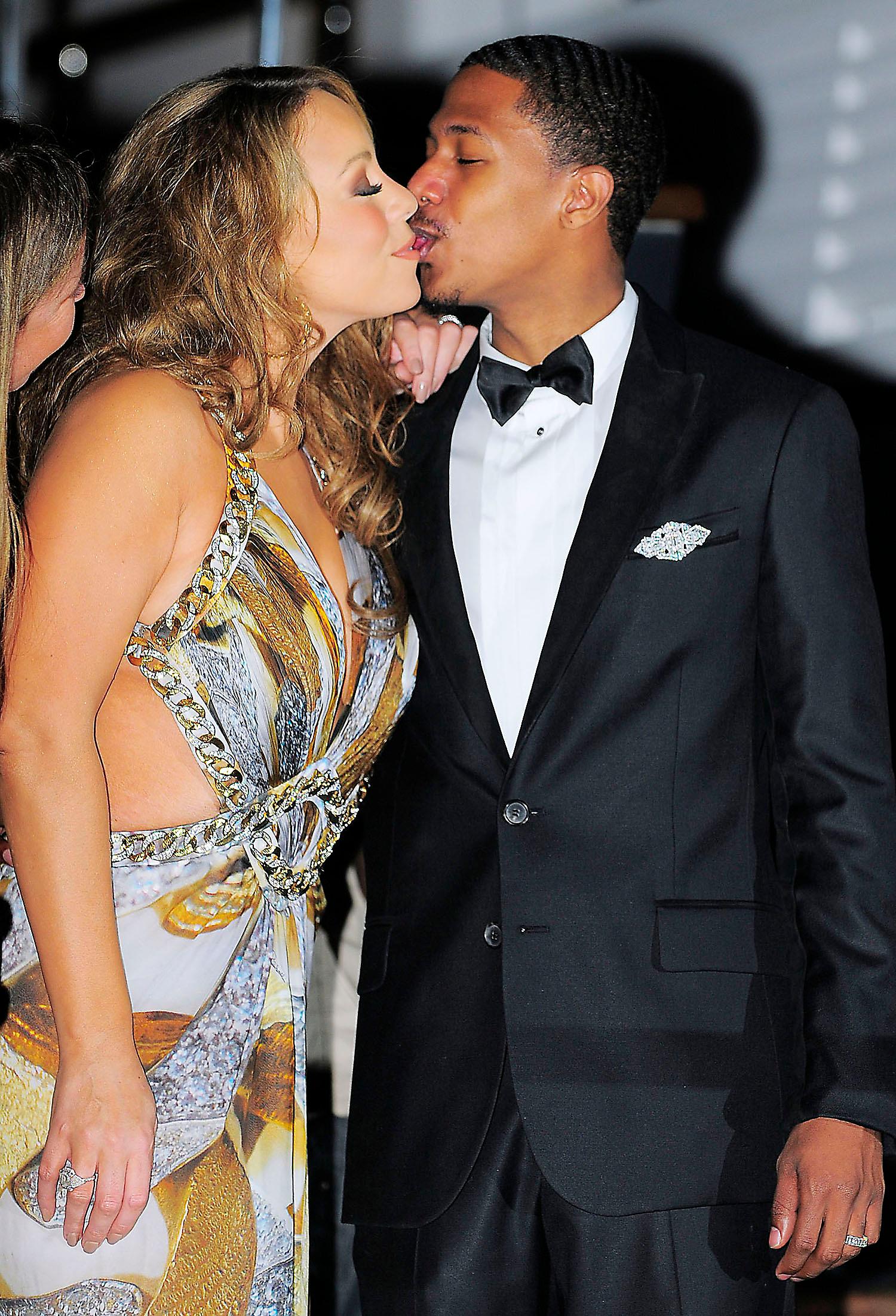Nick Cannon and Mariah Carey kissing.