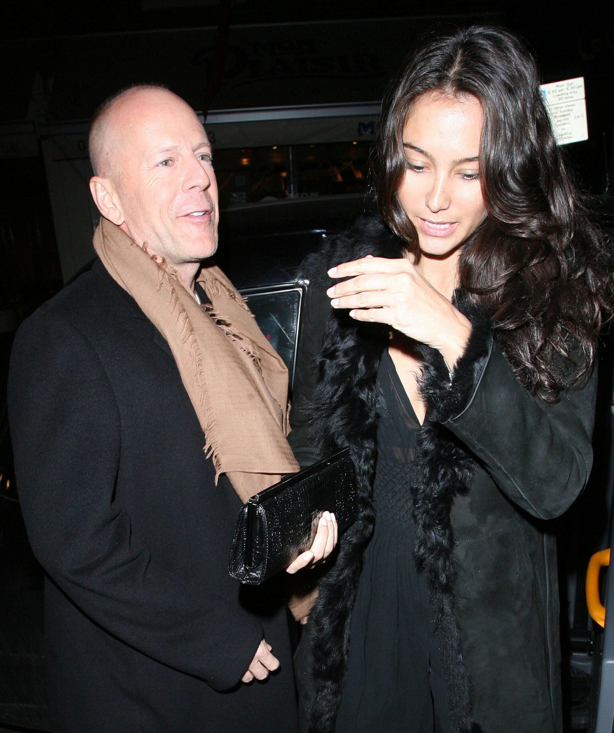 Bruce Willis e sua nova namorada Emma Heming voltam ao Covent Garden Hotel em um táxi preto depois de jantarem no restaurante The Ivy