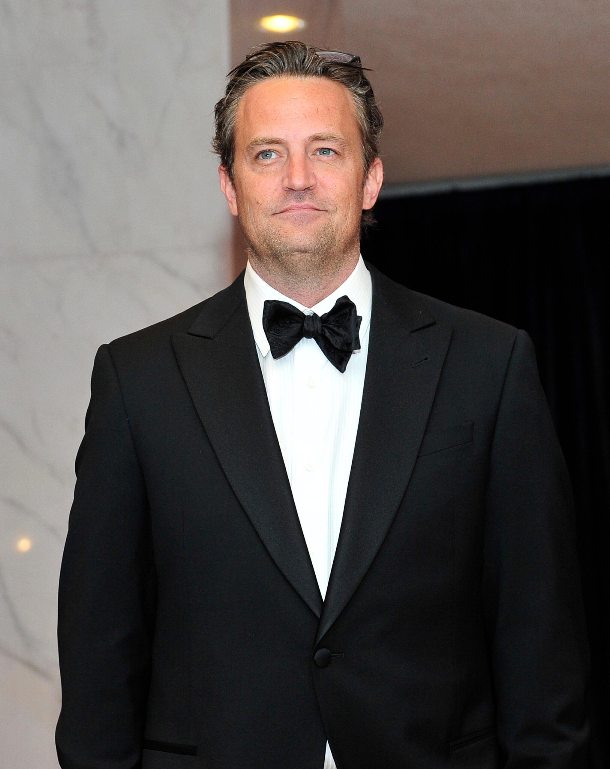Very Single Matthew Perry Isn T Sure How To Meet People