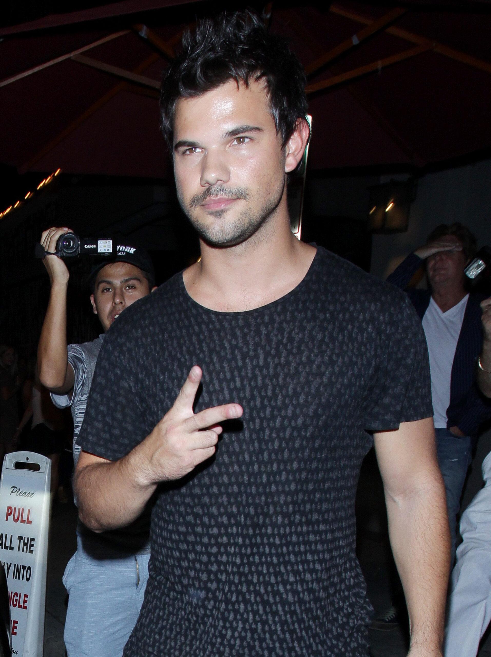 Taylor Lautner leaving Craig apos s restaurant in West Hollywood