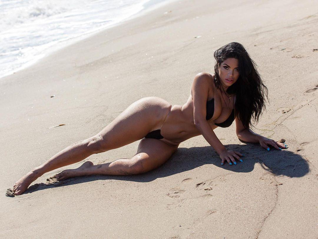 Suelyn Medeiros poses for the camera.