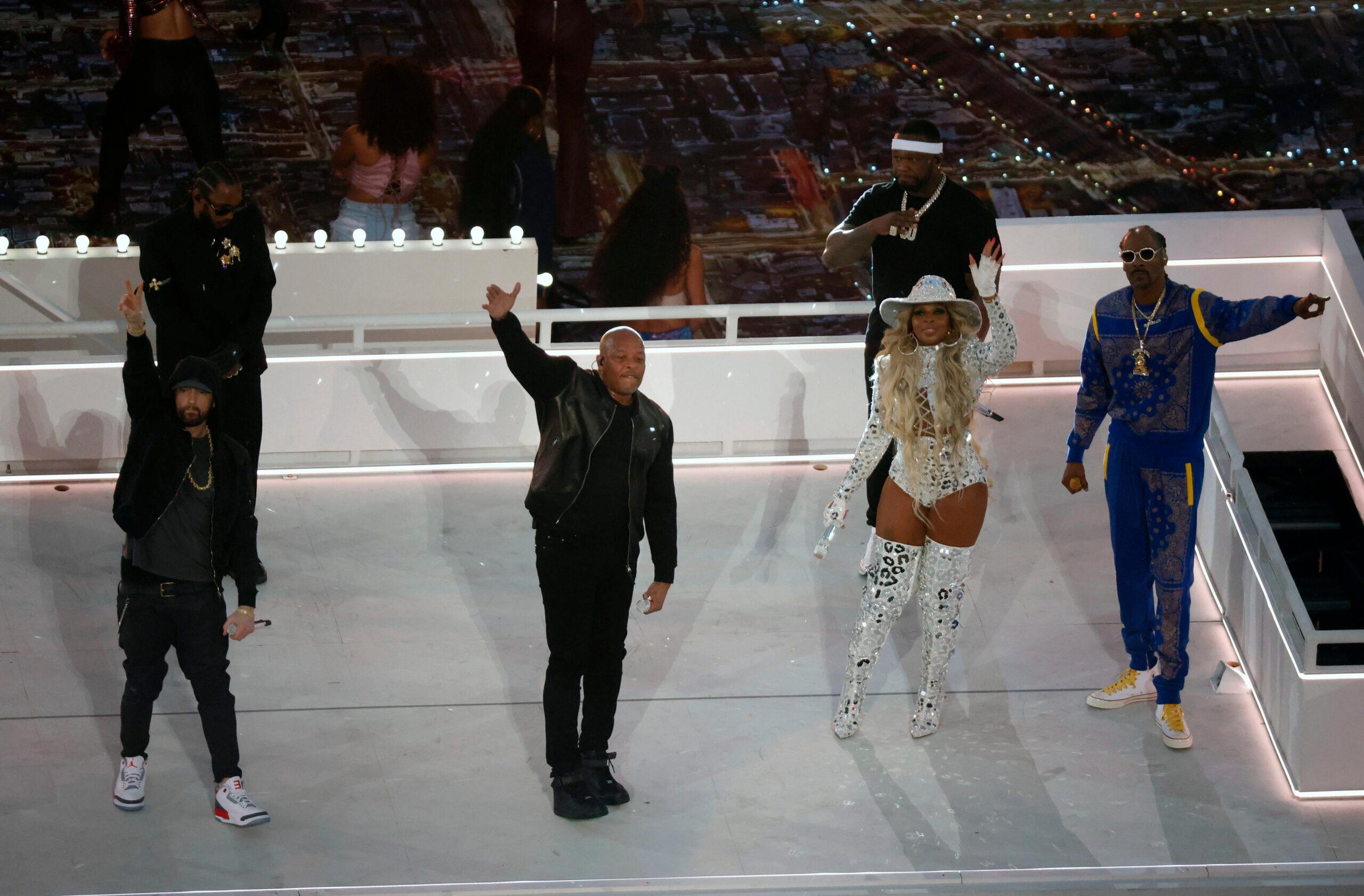 Dr. Dre, Kendrick Lamar, Eminem, Snoop Dogg and Mary J. Blige perform at the halftime show 