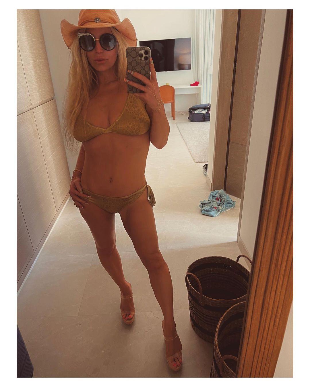 Jessica Simpson taking a selfie.