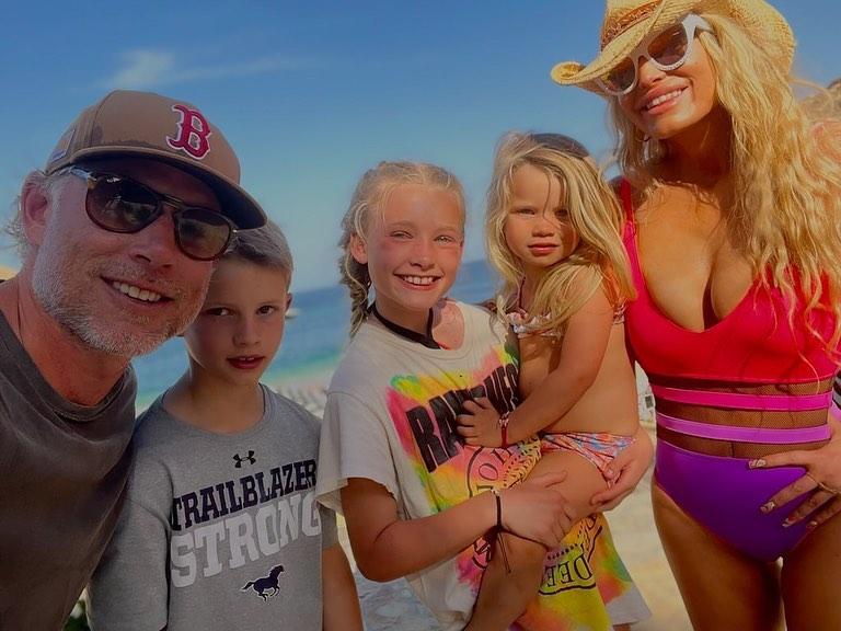 Jessica Simpson and her family posing for the camera.