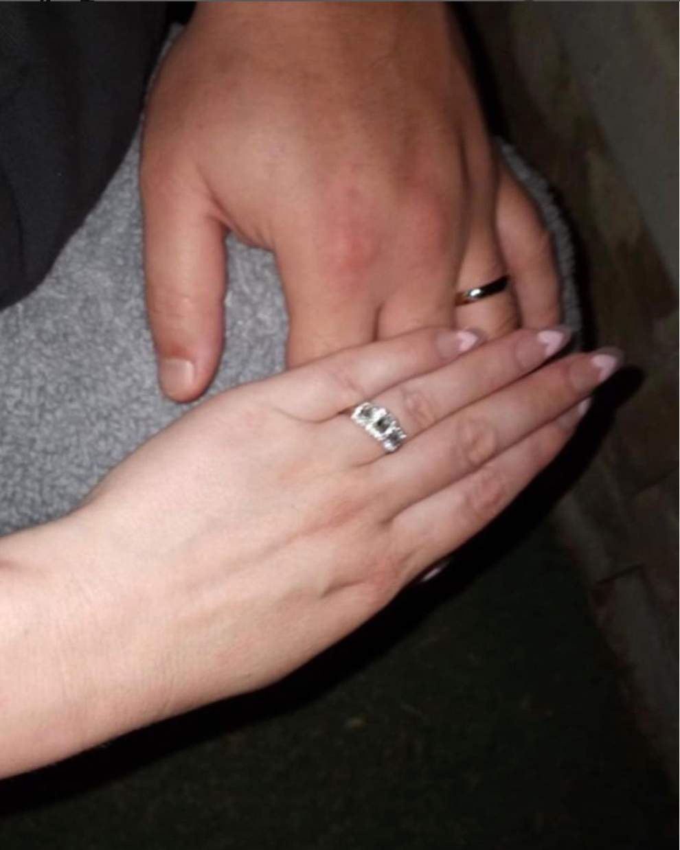 Amanda Bynes wearing wedding ring