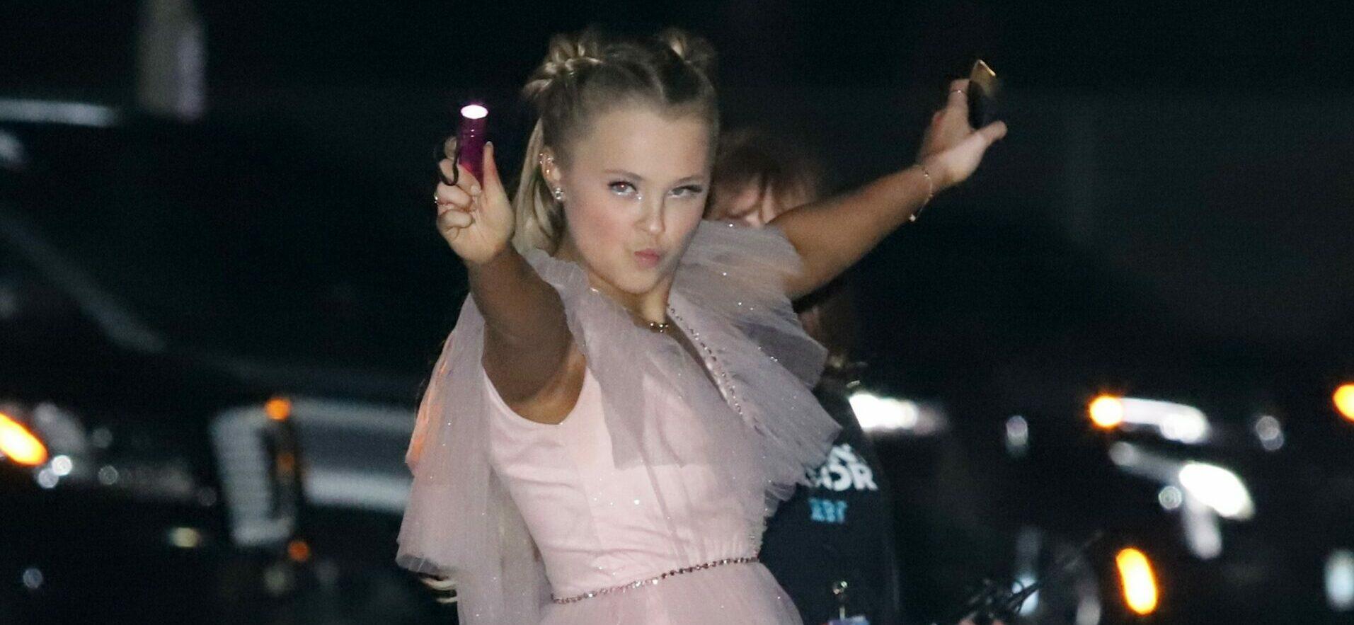 Jojo Siwa seen leaving the Peoples Choice Awards