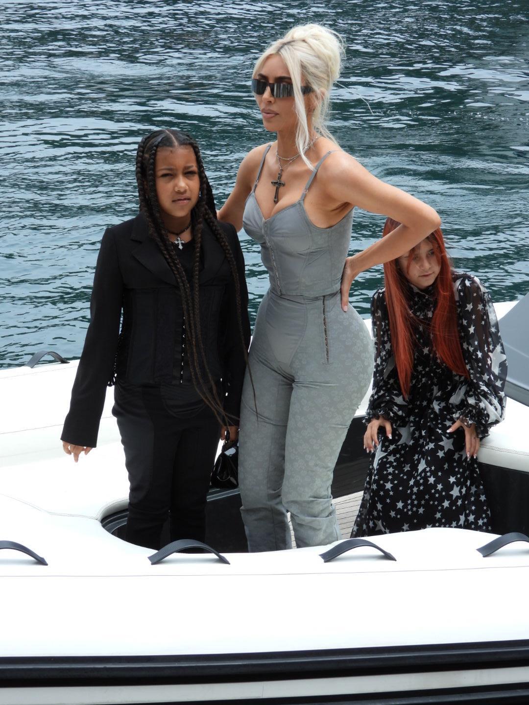 Kim Kardashia and North West get on a boat to head to Koutnery apos s wedding in Portofino