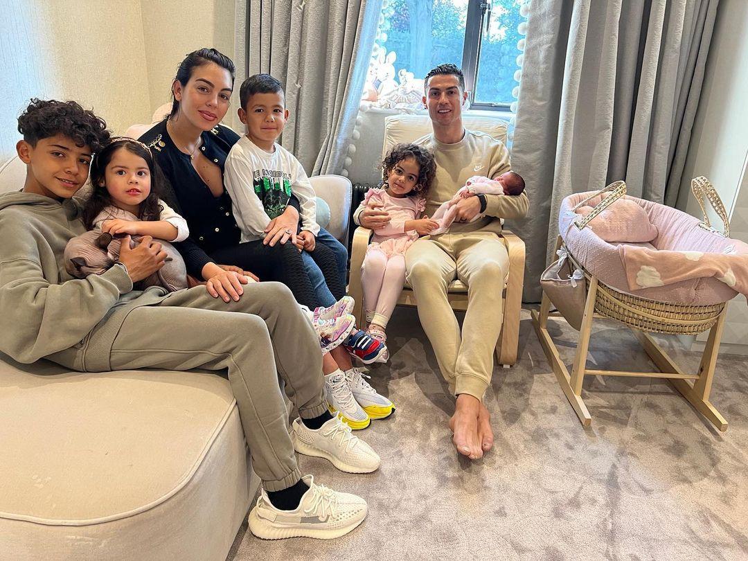 Cristiano Ronaldo, Georgina Rodriguez, and their five kids posing for the camera.